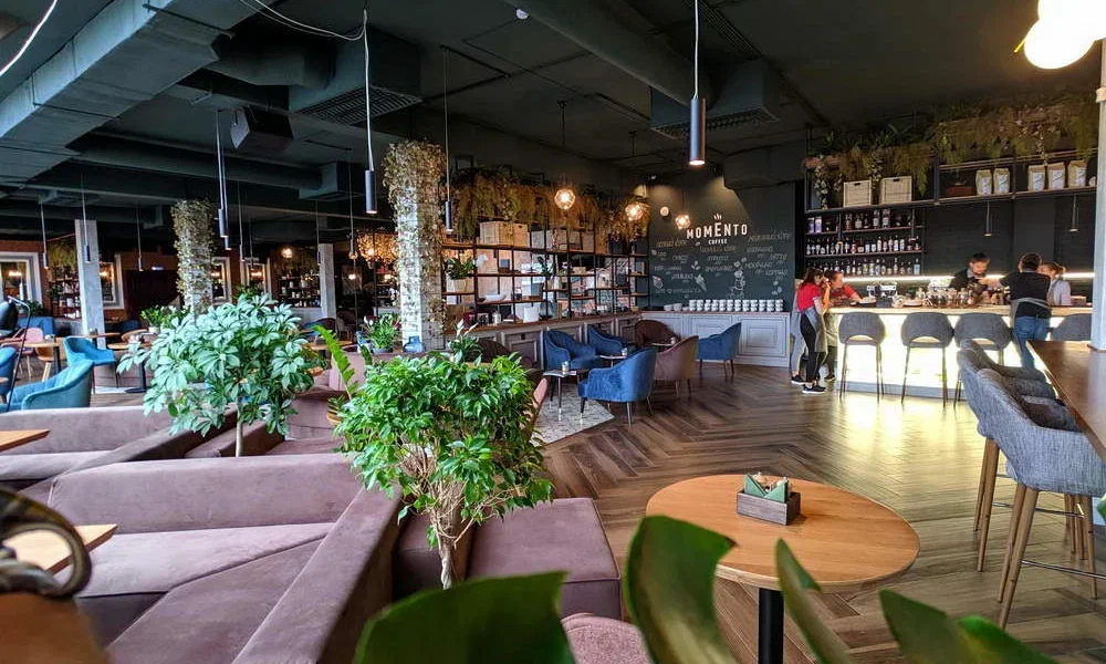 Двухэтажное здание офиса с кафе на первом этаже и подземной автопарковкой